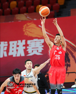  Shaanxi Xinda walked out at the end of the first game of the NBL finals, Anhui Wenyi won 102-96, and Xu Ji, vice chairman of the Basketball Association, was present