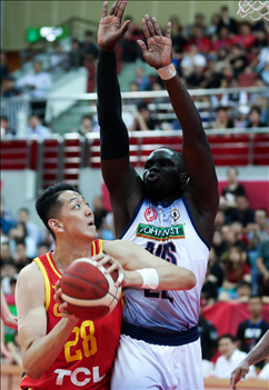  The NBL final was struck by farce, Shaanxi Xinda refused to accept the referee's decision to end the game early, and Anhui Wenyi got off to a good start