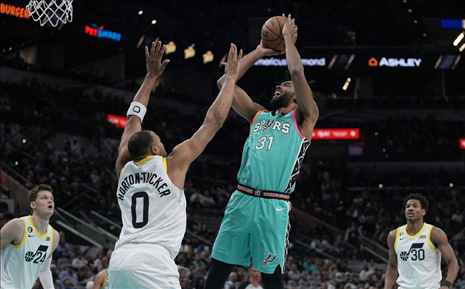 金州勇士再度登顶，杜兰特圆梦总冠军，骑士无力回天，詹姆斯面临去留选择